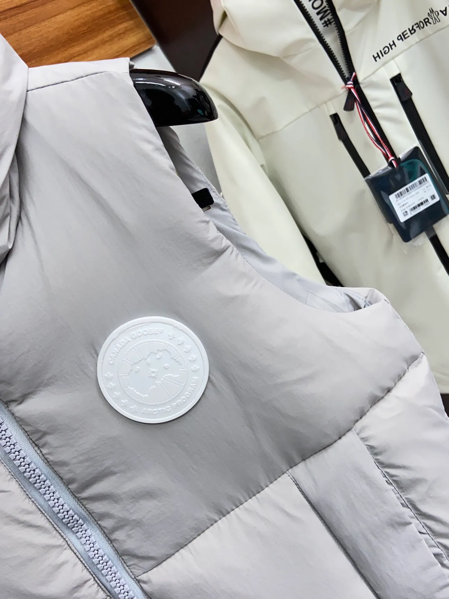 P480 capsule vest original version #𝘾𝘼𝙉𝘼𝘿𝘼 𝙂𝙊𝙊𝙎𝙀/𝙅𝙪𝙣𝙘𝙩𝙞𝙤𝙣 TOP version restore ZP up to 98%‼ ️ CANADA GOOSE/Canada Goose Pastels Pastel Series Everett White Label Vest This versatile Everett vest is a lightweight layering item suitable for wearing in all seasons. It is trimmed in all white and equipped with D-rings for hanging gloves or other daily items when outside. It is ideal for travel and unpredictable weather conditions. The pocket openings and cuff edges are reinforced with CORDURA fabric for durability. The reflective stripes on the back of the collar improve visibility in dim environments, making it the first choice for travel. Size: XS S M L XL XXL Color: Black Melt Water Blue Soft Pink Moonlight Lime